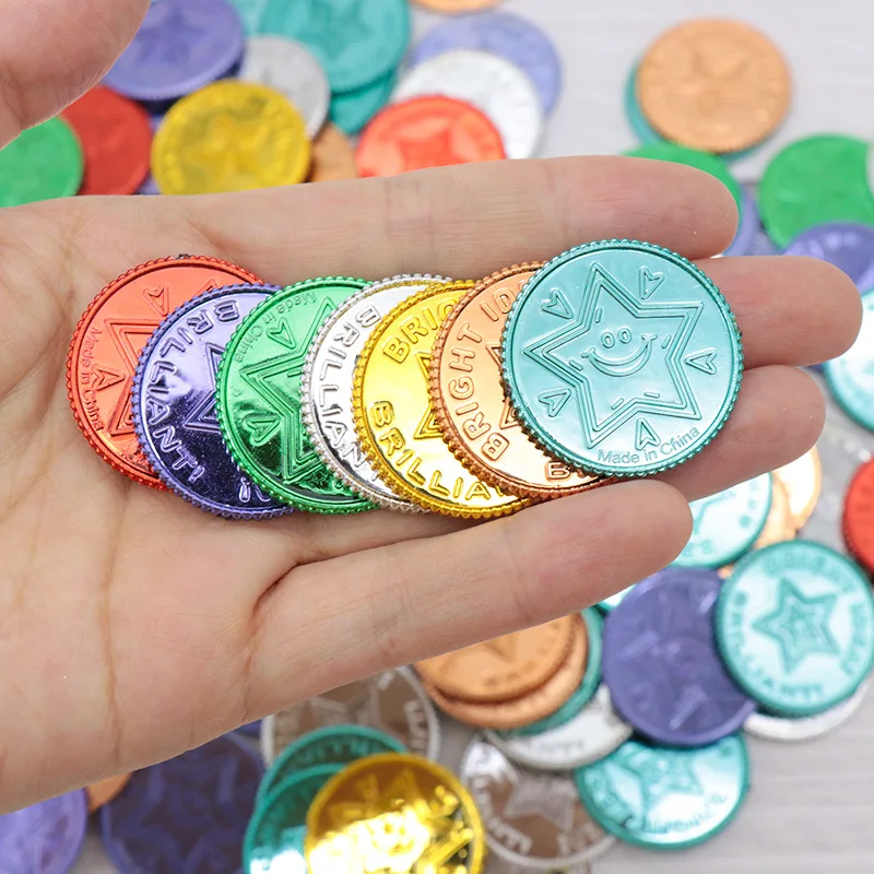 Party Games No Props - 100個入り クリスマスイベントゲーム トレジャーパイレーツゴールドコイン セブンカラーラッキーコイン ウィッシュプラスチックゴールドコイン 小道具